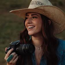 𝐂𝐇𝐋𝐎𝐄 𝐖𝐑𝐀𝐘