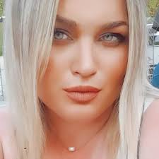 Les comparto un entrenamiento con galones de agua y palo de escoba 🧹  arriba mis mujeres bellas queso podemos tener nuestra mejor versión desde  casa 🏠 Realizar 3 series de 1 min