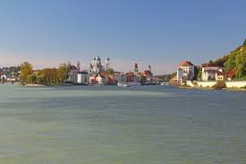 Im passauer dom ertönt die größte kirchenorgel der welt und das flair der jungen altstadt hat schon so manchen verzaubert. Passau Am Zusammenfluss Der Drei Flusse Inn Donau Und Ilz Bayern Deutschland Lizenzfreie Fotos Bilder Und Stock Fotografie Image 25034890