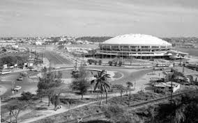 La fuente luminosa de la ciudad deportiva Ciertamente, no resalta por su  extraordinaria belleza. Su material principal es la piedra. Está conformada  por vasos circulares de diferentes tamaños, atravesados por una columna