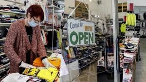 Nella zona rossa, oltre a tutti i divieti già in vigore con la zona arancione, gli spostamenti sono vietati anche all'interno del proprio comune, salvo che per chiusi i negozi, tranne supermercati, generi alimentari e commercio al dettaglio di beni di prima necessità. Covid E Zona Rossa In Abruzzo Negozi Aperti La Polizia Li Fa Chiudere