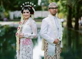 Bagi para hijabers pun tak perlu khawatir, karena ada banyak pilihan gaya atau model gaun pengantin yang menyesuaikan dengan selera anda. Makna Dari Baju Pernikahan Adat Jawa Wedding Market
