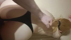 Der Glückspilz sieht seiner Freundin zu, wie sie ihren besten Freund fickt,  nachdem sie ihm einen geblasen hat