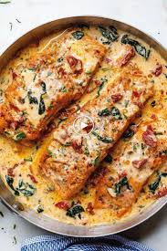 Saumon A L Ail Toscan Cremeux Aux Epinards Et Tomates Sechees Au Soleil Tuscan Salmon Recipe Salmon Recipes Baked Salmon Recipes