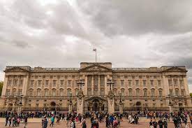 In measurements, the building is 108 metres long across the front, 120 metres deep (including the central quadrangle) and 24 metres high. Trouver Un Job Dans Une Des Residences De La Famille Royale Britannique