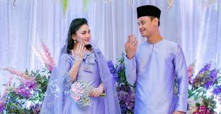 Tidak lama sahaja lagi pasangan pelakon fasha sandha dan aidil aziz bakal mendirikan rumah tangga. Fasha Sandha Kini Bergelar Tunang Aidil Aziz