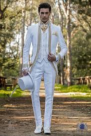 Herren 3 teilig abendessen hochzeit anzug einfarbig blazer oberteile + hosen +weste slim fit ein knopf business blazer klassisch freizeit top sakko vintage anzüge vintage party anzug gesetzt. Barocke Hochzeitsanzug Vintage Gehrock In Weissem Blumenbrokat Mao Halskette Mit Gold Strass Modellnummer Wedding Suits Men White Wedding Suit Wedding Suits