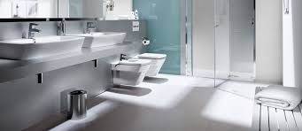 Das helle, geflieste badezimmer ist mit wanne 🛁 und fenster ausgestattet. Fliesenlose Bader 4 Alternativen Zu Fliesen Im Bad