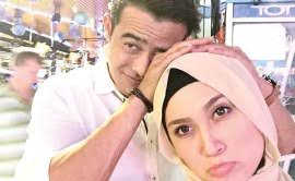 Untuk dapat kita mengetahui lebih jelas mari kita lihat penjelasan cerpen karna dalam pengertian cerpen serasa masih belum begitu jelas. Ayda Bawa Dua Karakter Berbeza
