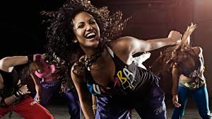 Zumba tanzen zu hause mit freunden. Zumba Alles Uber Das Schweisstreibende Tanz Workout