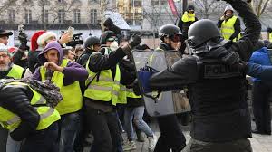 Pour leur premier anniversaire, les militants du mouvement prévoyaient des « actions spéciales », la journée a finalement viré à la bataille rangée. Gilets Jaunes 2000 Interpellations En France 1082 A Paris L Express