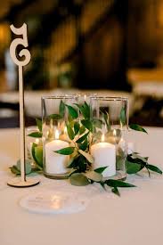 Aromas y belleza con arreglos de velas. Centros De Mesa Para Bodas 2021 2022 Sencillos Y Elegantes