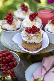 Johannisbeer Cupcakes Mit Mandelbaiser Flussigem Kern La Crema Rezept Snack Ideen Cupcakes Lebensmittel Essen