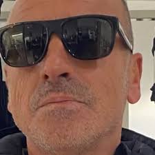 Dijo una vez la actriz Marisa Tomei: “Si pudiera darle un consejo a mi yo  más joven, le diría: 'Deja de preocuparte tanto por lo que los demás  piensan de ti'. No