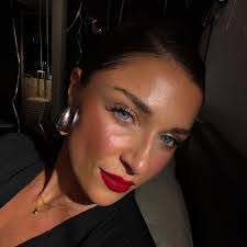 Erin Thiessen's Instagram, Twitter & Facebook