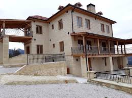 Müstakil evler kısaca belirli bir arsa üzerinde inşa edilen 1 ila 3 katlı evler olarak müstakil evlerin şartları farklı olduğu için dikey mimarilerden farklı bir maliyet hesabı bulunmaktadır. Tas Ev Yapimi Dogal Tas Evler
