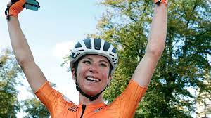 The new, aero optimised lightweight machine in scott's stable comes with claimed weights from 6.9kg, and with van vleuten riding a size xxs it's likely hers will be on the lower end of the 850g. Annemiek Van Vleuten Grijpt Wereldtitel Wielrennen Na Weergaloze Solo Rtl Nieuws