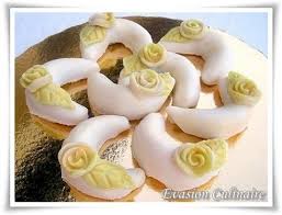 Je Vous Livre Etape Par Etape La Preparation Des Cornes De Gazelles Glacees Appelee Charek Ou Tch Corne De Gazelle Gateau Algerien Recette Patisserie Orientale
