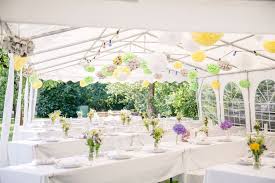 Wunderhubsche Gartenhochzeit Unter Obstbaumen Hochzeitswahn Sei Inspiriert Gartenhochzeit Heiraten Im Zelt Hochzeit Garten