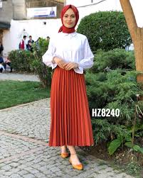 L Image Contient Peut Etre 1 Personne Debout Et Plein Air Moda Stilleri Kiyafet Basortusu Modasi
