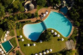 With its unparalleled scenic beauty, modern infrastructure, upmarket shops and endless adventure options, it is no wonder that hermanus is transformed into a bustling hubbub. Arabella Hotel Spa Hermanus Tourism