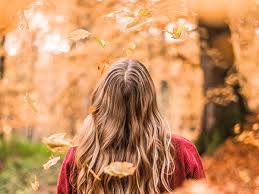 Per quanto riguarda la caduta dei capelli in autunno, il sole preso nei mesi estivi danneggerebbe il bulbo: D Autunno Come Le Foglie Cadono I Capelli Ecco Perche Fitopreparatori Italiani