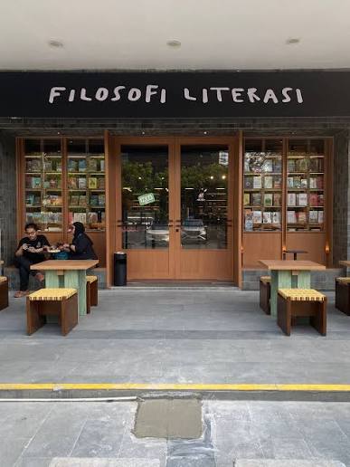Filosofi Literasi di Gedung Sarinah Lobby Sunda Thamrin Jakpus. Akhirnya  Sarinah punya toko buku yg cantik. Dirty Latte 45k. Enak banget duduk  nyeruput dirty latte dikelilingi kenyamanan. 24 Aug 2026.