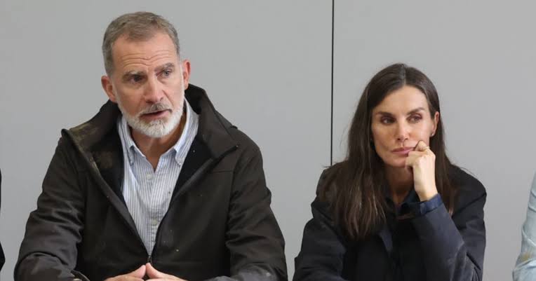 El monumental enfado de la reina Letizia tras el caos vivido en Paiporta:  los gestos que no ha podido controlar