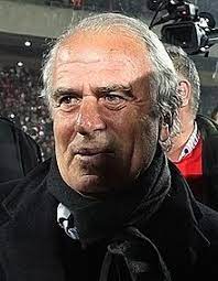 Aktif futbol hayatının büyük bölümünü altay takımında sürdürüp galatasaray'da futbolculuktan teknik direktörlüğe. Mustafa Denizli Wikidata