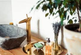 Si tratta di una materia resistente ad ogni tipo di sollecitazione e che potrà durare nel tempo senza particolari problemi. Un Bagno Di Lusso Con I Lavandini In Pietra Desivero