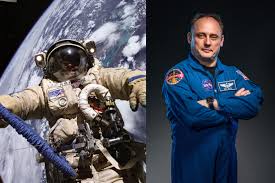 Astronaut bruce mccandless ii using a manned maneuvering unit outside the united states space shuttle challenger. Astronaut Michael Fincke 89 Offers Students Out Of This World Advice Mit News Massachusetts Institute Of Technology
