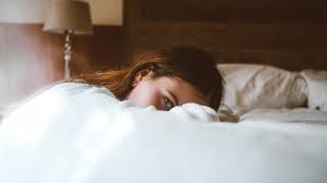 Gesundes frühstück im bett schöne junge frau liegt. Darum Hast Du Morgens Keine Lust Auf Sex Wmn