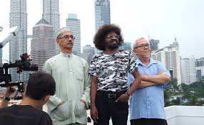 verse 1 g am ali ah kao dan muthu d g tiga budak yang nakal g c cikgu dan guru besar am d g semua orang tak suka. Win Cash In Namewee S Merdeka Video Singing Competition