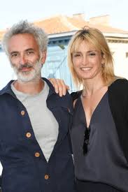 Un millier de fêtards évacués d'une rave party dans les landes, la maire dépose plainte. Julie Gayet 47 Prettyolderwomen