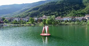 Floating Pavilion. Abitare sull'acqua riciclando i fusti della birra, la ...