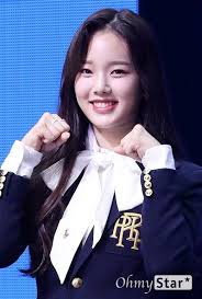 Soojin is a south korean singer, dancer and rapper under play m entertainment. Soojin Weeekly Girl Group Pop Group Pink Princess