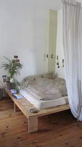 While certainly not a new invention, the hanging beds of today are as irresistibly stylish as they are heaven. Ein Schones Diy Bett Mal Eine Alternative Zum Palettenbett Das Bett Hergestellt Aus Einer Sperrholz Room Ideas Bedroom Bedroom Decor Room Inspiration Bedroom