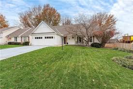 624 NE COUNTRY Lane, Lee's Summit, MO 64086