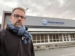 I forbindelse med kommunesammenslåingen i januar 2020, valgte nye ålesund kommune å anskaffe dib kommune og kostrahjelp til ansatte innen økonomi og regnskap i kommunen. Laerer Christian Gikk Ned 6 000 Kroner I Lonn Toppsjefen Fikk 114 000 Kroner Mer Frifagbevegelse