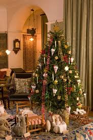 Of Late We Ve Seen Several Variations And Trends Pertaining To The Ch Victorian Christmas Ornaments Victorian Christmas Tree Traditional Christmas Decorations