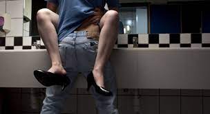 Sesso Selvaggio Nel Bagno Di Un Bar Denunciata Una Coppia