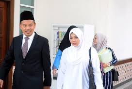 Mereka dikurniakan dua zuriat, adam aisy arrian, 4, dan ivy herra sophia, 2, sebelum bercerai talak satu di mahkamah rendah syariah daerah petaling pada 30 mei 2017. Mahligai Serina Berkecai