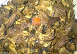 Selain bahan dasar daging, rendang menggunakan santan kelapa (karambia), dan campuran dari berbagai bumbu khas yang dihaluskan di antaranya cabai (lado), serai, lengkuas, kunyit, jahe, bawang putih, bawang merah dan aneka bumbu lainnya yang biasanya disebut sebagai pemasak. Resep Tumis Kikil Sapi Kecap Cabe Ijo Super Resep Masakanku