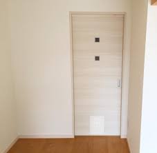 ペット用建具 閉めておいても 犬 猫 が 通り抜け できる 建具 特注 で 引き戸 に 取り付け てもらいました フローリング は ウッドワン 滋賀 滋賀県 日野町 滋賀新築 滋賀リフォーム ykk 特注 ホワイトオーク ウッドワン 引き戸 建具