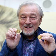 Kdyby žil Karel Gott, byl by dnes také v klatbě jako velký dezinformátor a  konspirátor