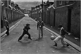 Muchos además, hemos vivido la calle como nuestra primera escuela de fútbol. Martine Franck Boys Playing Soccer In The Street Newcastle On Tyne Uk Nino Jugando Futbol Ninos Jugando Newcastle