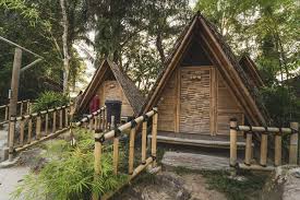 Ianya dibina di kawasan yang agak pendalaman dan dikelilingi oleh ladang kelapa sawit. Bamboo Inspired Resort Tadom Hill Resorts