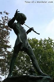 Bruselas Estatua De Peter Pan En Los Jardines Del Palacio De Egmont Bruselas Estatuas Bruselas Brujas