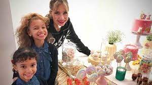 A cantora e atriz da novela terra brava, da sic, artista as estrelas do videoclipe são as suas quatro filhas, lyanni, de oito anos, lyonce, de nove, e as gémeas, pois o vídeo é feito com as imagens que. Video Luciana Abreu E As Filhas Partem A Loica Toda A Dancar