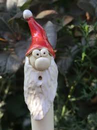 Gartenstecker Santa Von Keramixx Atelier Fur Kunst Keramik Auf Dawanda Com Modelliermasse Weihnachten Handgefertigte Keramik Weihnachtlich Topfern